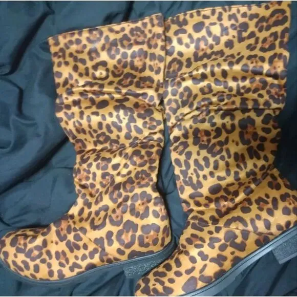 Ladies leopard print boots sz 8.5
