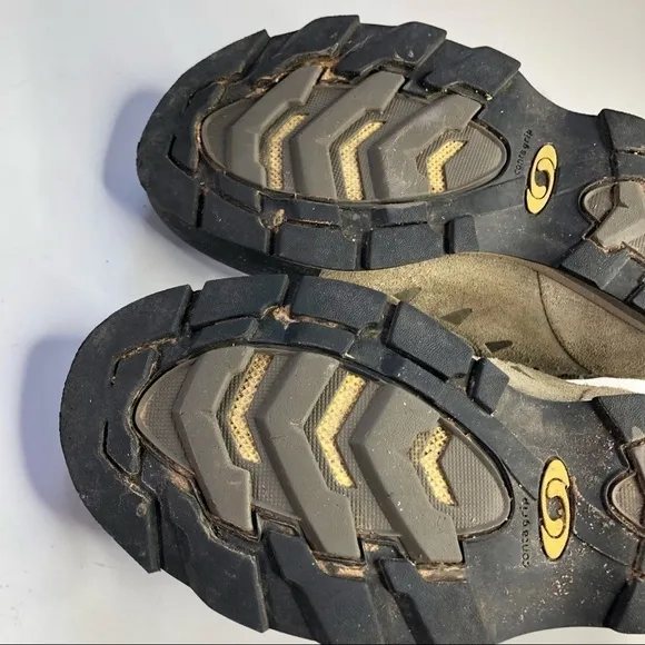 Salomon vintage hiking shoes low top lace up khaki grey suede and mesh size 9